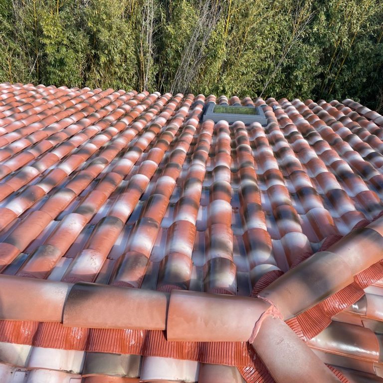 traitement tuiles Arles réalisation d'un traitement hydrofuge par nos couvreurs de Arles