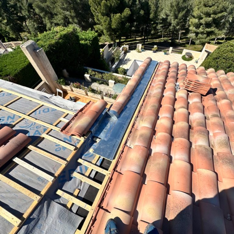réfection toiture Réfection d'une couverture en tuiles mécaniques par RF Toiture